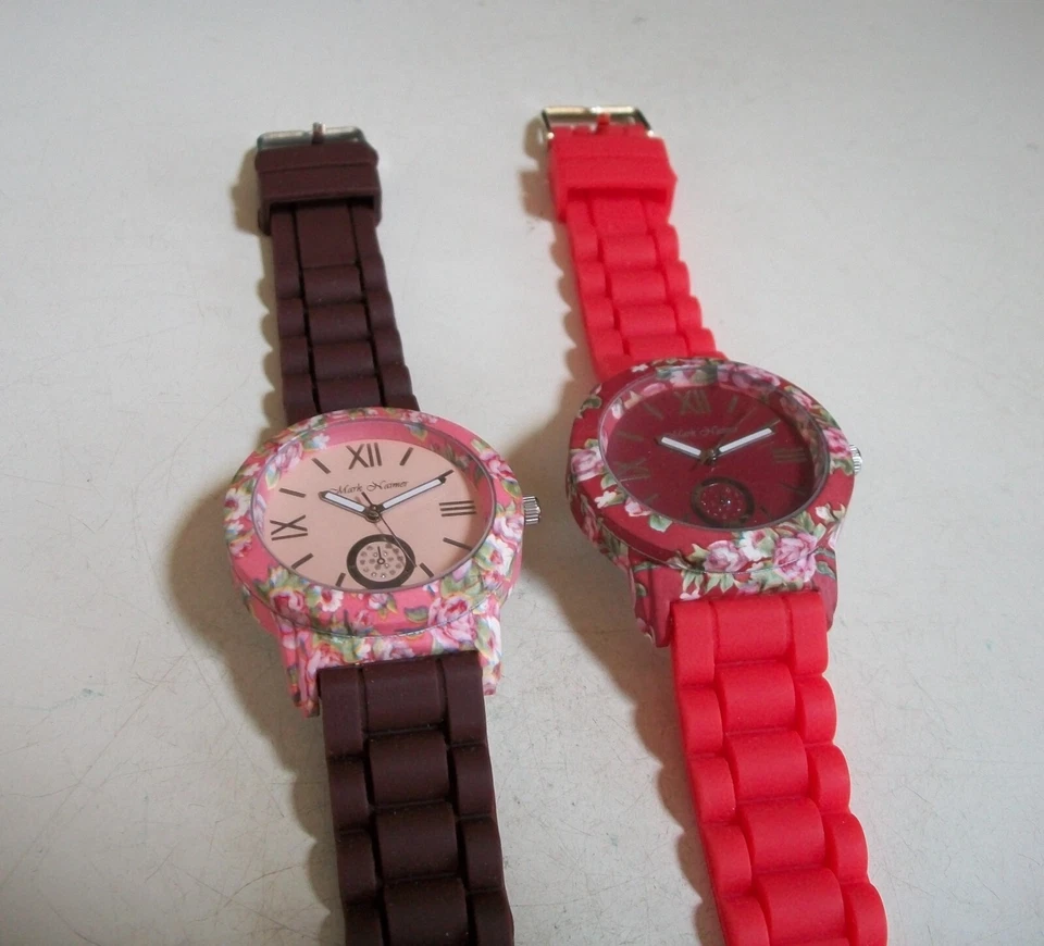 Reloj informal elegante de moda con correa de silicona roja y marrón con flores para mujer Foto 2 de 4