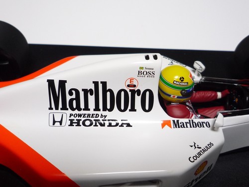 MINICHAMPS 1:18 McLaren Honda MP4/7 A. Senna GP del Giappone 1992 "Marlboro" - Foto 7 di 10