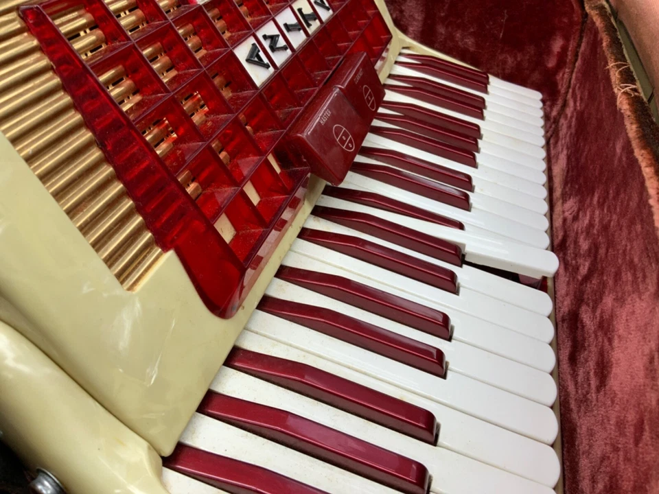 Аккордеон Scandalli сделано в Италии с чехлом N7/2 - Изображение 3 из 4