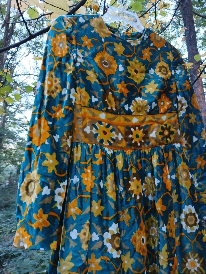 Vestido Joan Leslie by Kasper Terciopelo Dorado Astrología Abuela Toma Un Viaje Ambiente Pequeño Foto 4 de 4