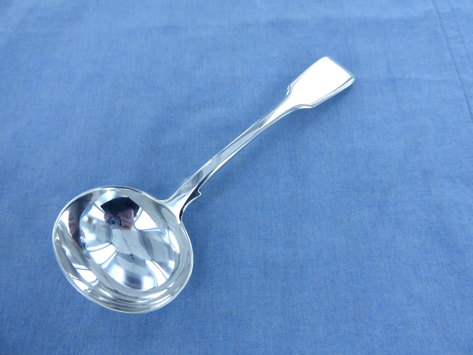AN ANTIQUE STERLING SILVER FIDDLE BACK SAUCE LADLE LONDON 1839.
Opens in a new window or tab