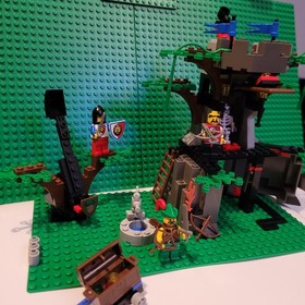 LEGO Hemlock Stronghold 6046 w cas285 + 3 Minifigs Incomplete see Pics & Desc