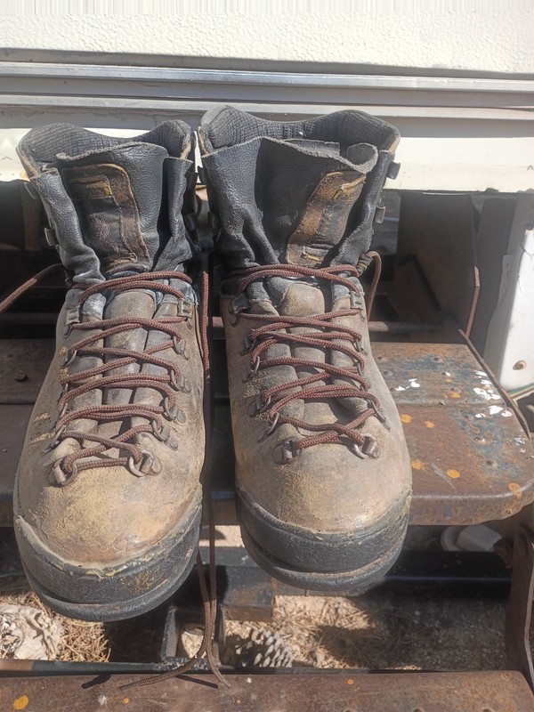 la sportiva makalu mountain /crampon boot see photos fit me snug at 44 so 42 /9