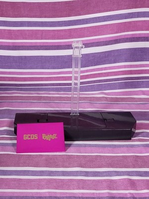 Bratz x GCDS Sammelständer mit Karte
