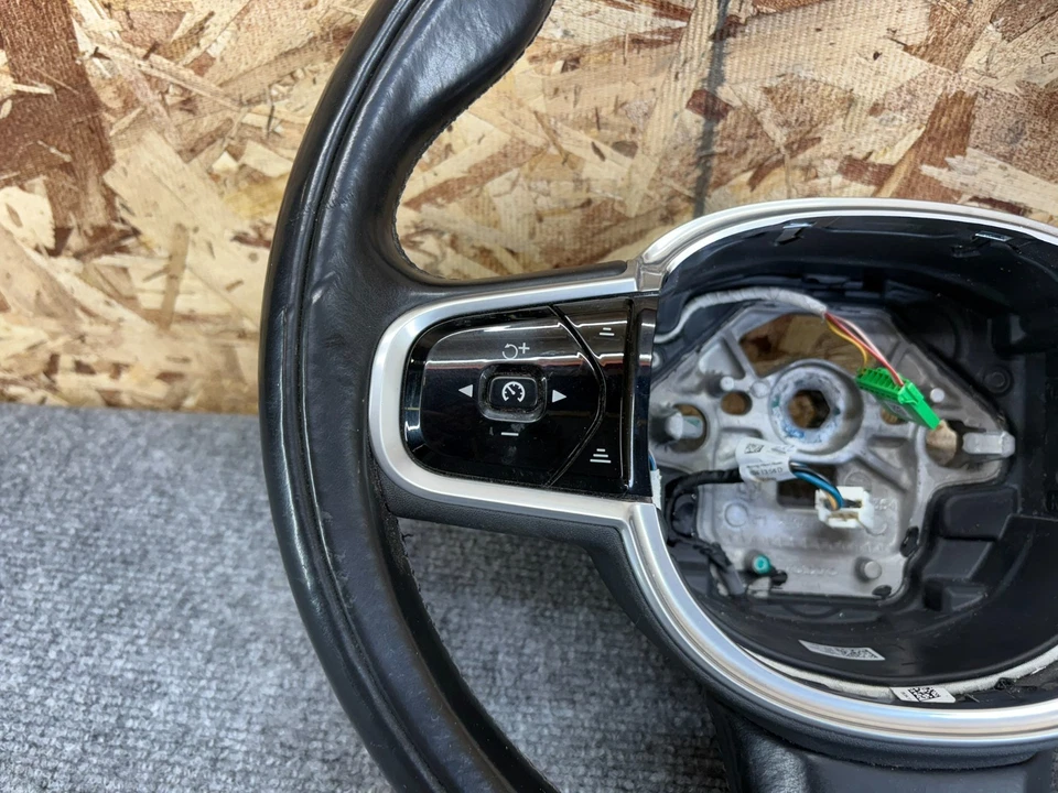 Volante Volvo XC90 2016-2025 CON BOTÓN INTERRUPTOR OEM Foto 3 de 4