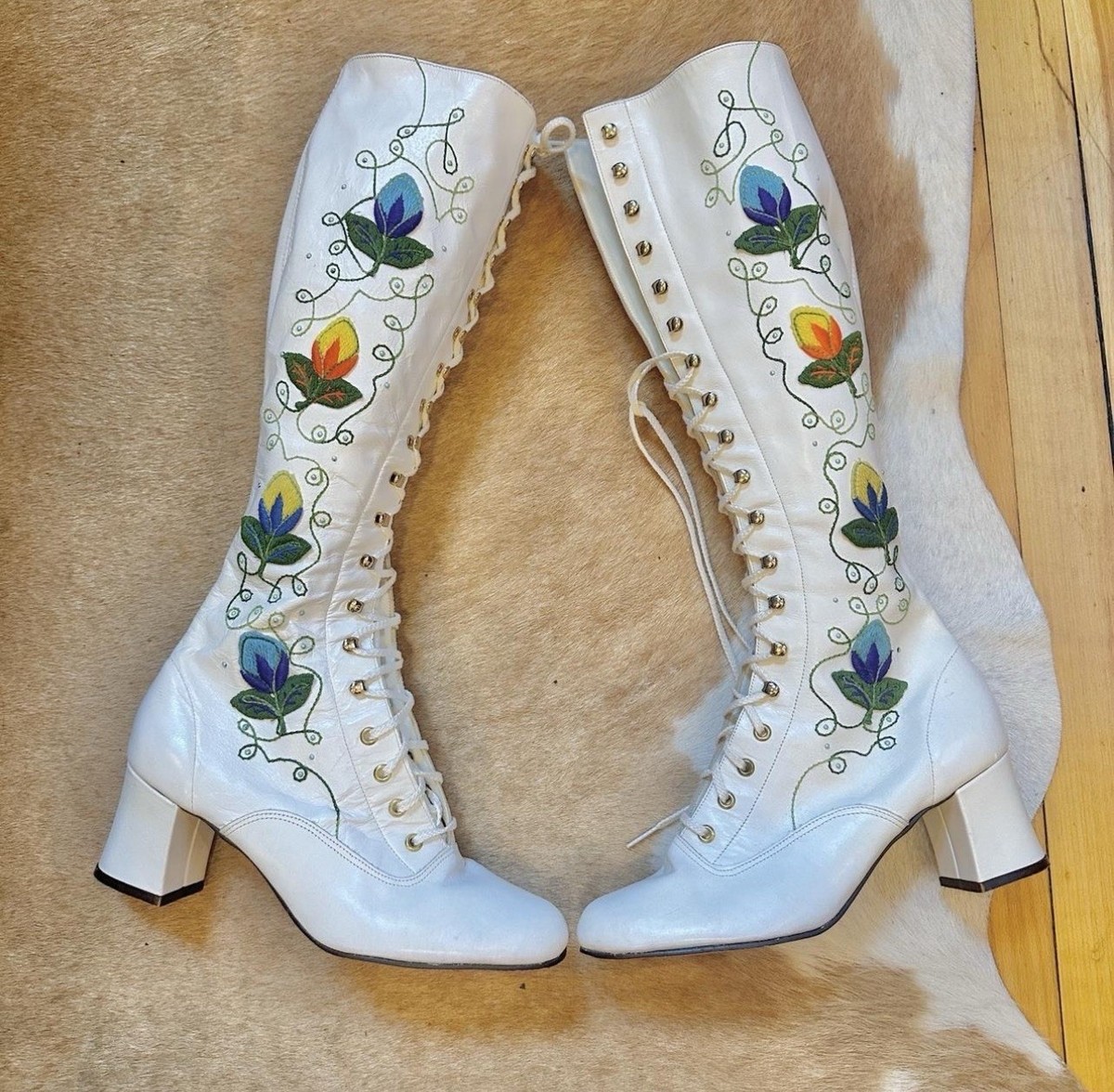 1970s White Leather Lace-Up Boots Floral Embroidery Boho  display picture 3