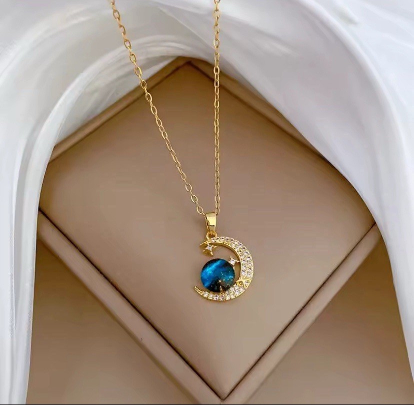 Collier lune et étoile doré avec pierre bleue, un pendentif élégant femme à offrir en cadeau