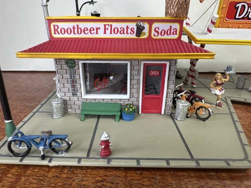 HO Scale BR5029 Drive 'n Dine Woodland Scenics Built & Ready Lighted Building - Picture 8 of 18