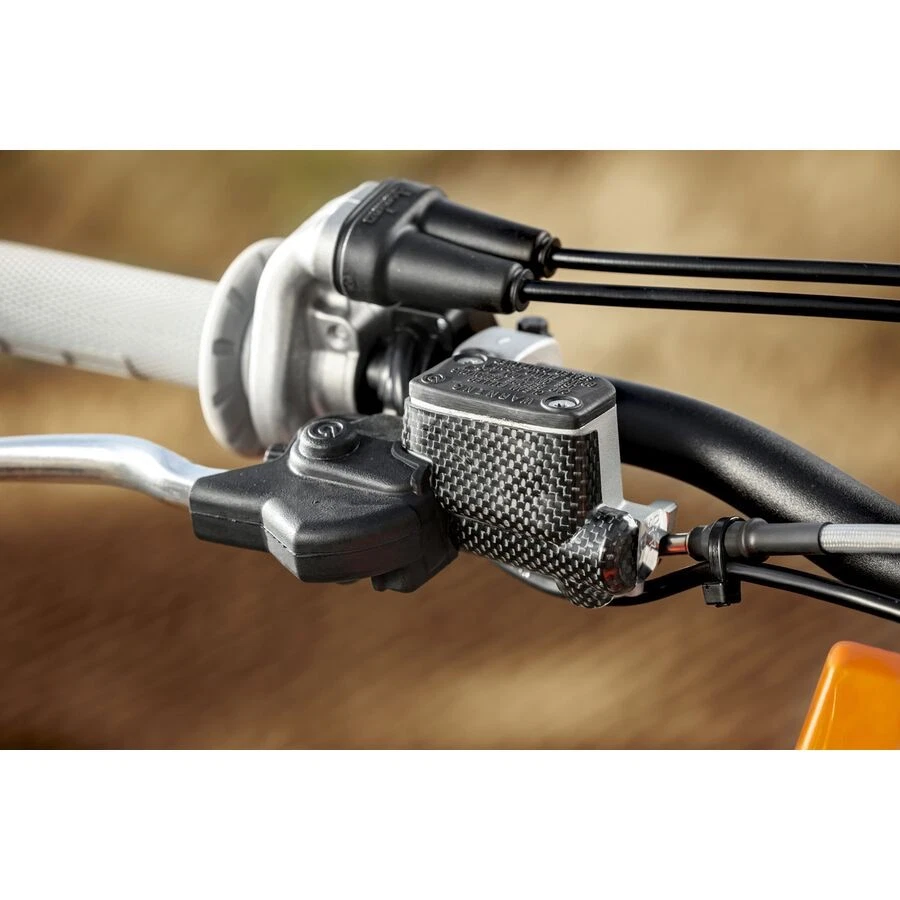 Protector de cilindro maestro de freno/embrague de carreras de fábrica KTM PowerParts - carbono Foto 2 de 3
