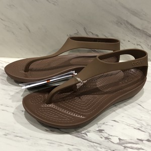 crocs serena flip bronze