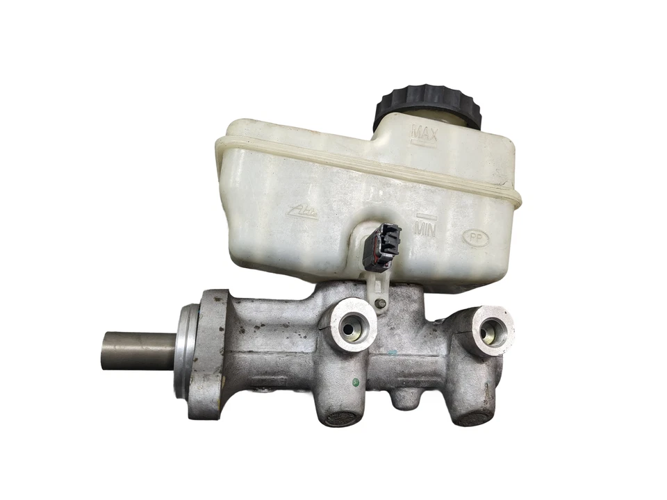 2005 - 2009 Nissan Xterra Oem Brake Master Cylinder With Reservoir Tank Assembly - Изображение 2 из 4