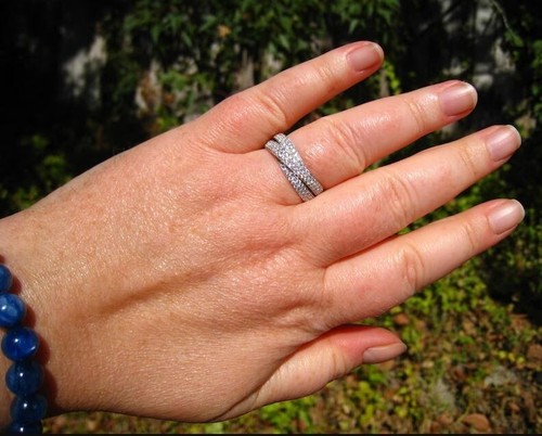 Anillo de eternidad redondo de diamantes creado en laboratorio de 2 quilates enchapado en oro blanco de 14 quilates - Imagen 7 de 7