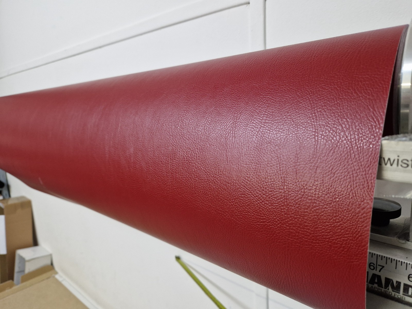 Film Covering Cuir Rouge 3D Adhésif Thermoformable Wrapping Voiture Moto 50cm x 1,52m