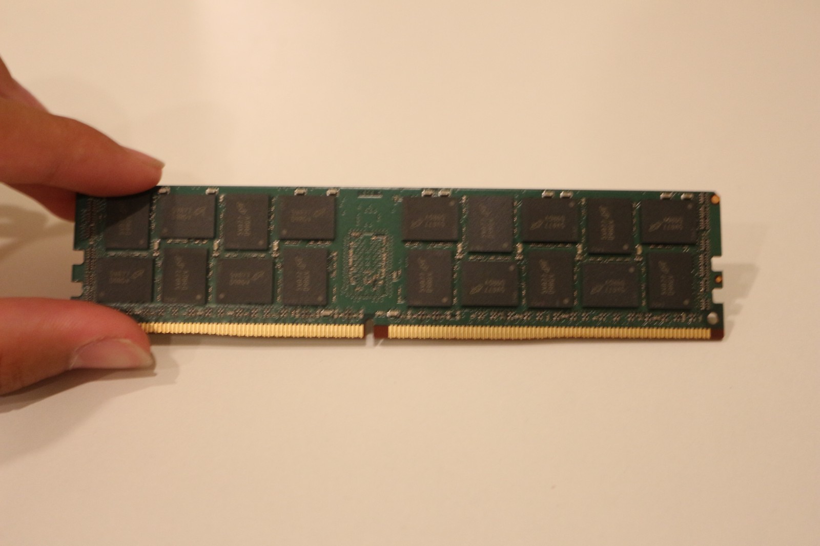 как выглядит Micron 16GB DDR4-2666 ECC Registered RDIMM Server Memory RAM MTA36ASF2G72PZ-2G6E фото