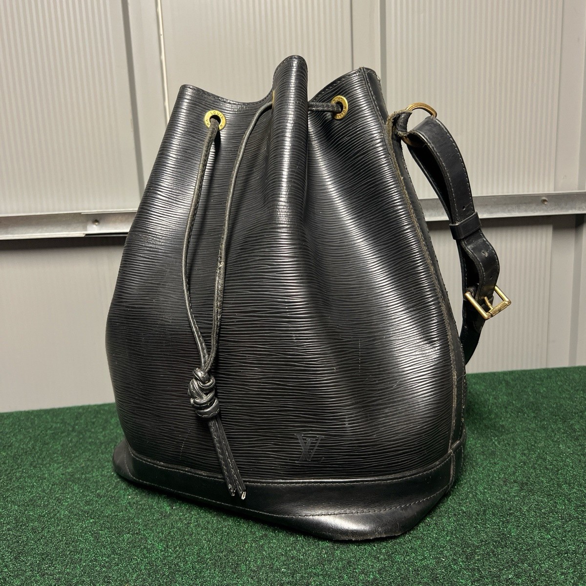 LOUIS VUITTON Epi Noe Leather Black Bucket Shoulder Bag