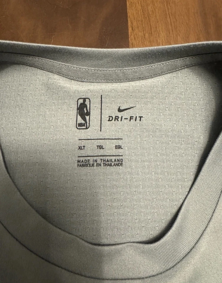 Camisa gris manga larga de práctica emitida por el jugador Nike Los Angeles Lakers Foto 4 de 4