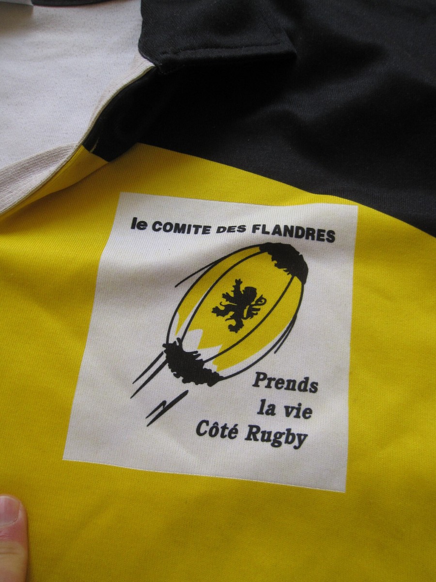 Sur le Tour des Flandres EF Education porte un maillot noir vintage