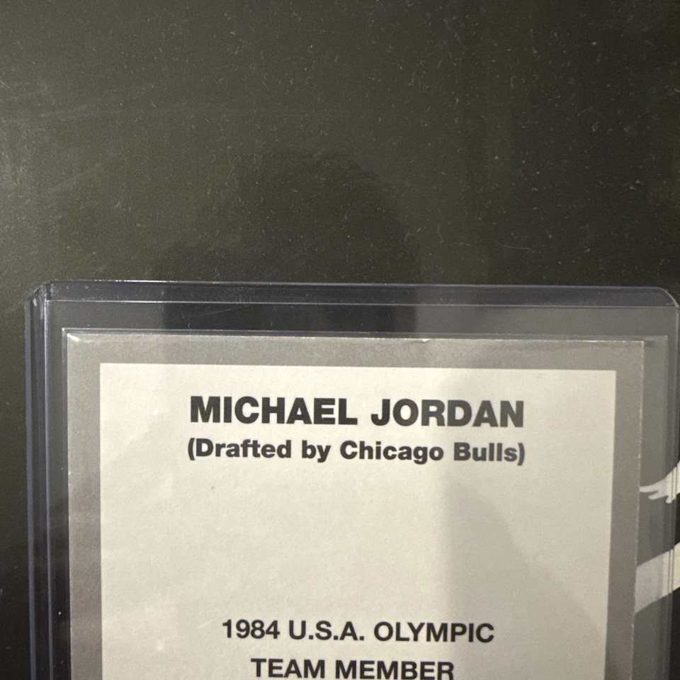 Tarjeta de novato olímpica 1984 rara de Michael Jordan EE. UU. frontera roja rara Star Company Foto 3 de 3