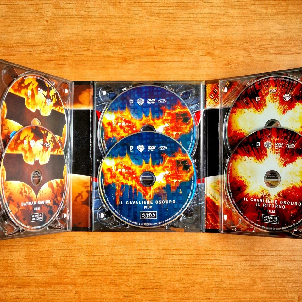 BATMAN THE DARK KNIGHT Trilogy Film 6 DVD Italiano + Artbook Ottime Condizioni - Immagine 3 di 4