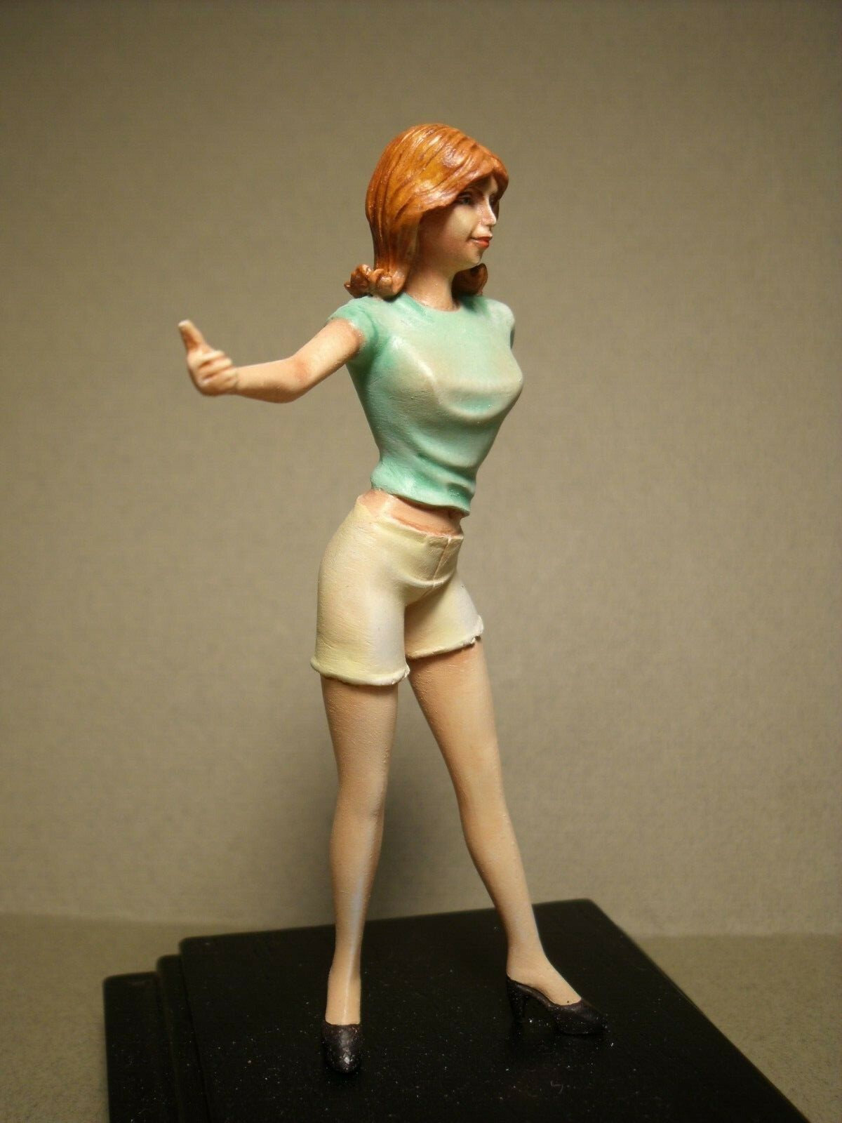Figurine Annie 1/18 pour créer un diorama automobile personnalisé - 3