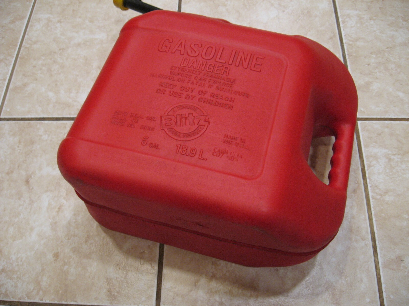 PRE BAN BLITZ 5 GALLON GAS CAN FAST POUR SELF VENTING CURVED SPOUT