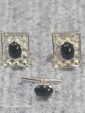 VINTAGE PAIR OF BLACK ONYX CUFFLINKS TIE PIN
