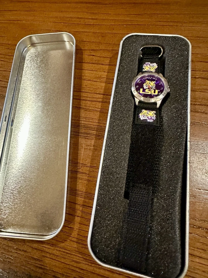 Reloj Pulsera Game Time Boys Oficial LSU Con Cierre Ajustable - Nuevo en Paquete - Difícil de Encontrar Foto 2 de 4