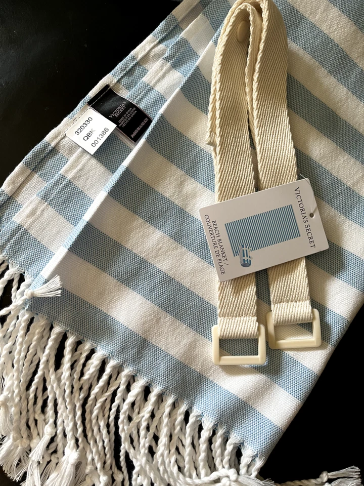 MANTA DE PLAYA VICTORIAS SECRET MONOGRAMA FLECOS AZUL BLANCO RAYAS 34"x64" NUEVA CON ETIQUETAS Foto 4 de 4