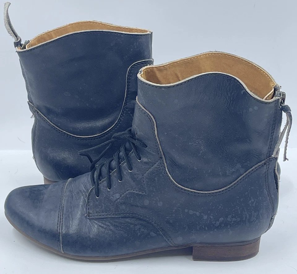 Botas femininas Latigo Fifi 7.5 couro preto com cadarço nas costas com zíper biqueira no tornozelo - Imagem 2 de 4