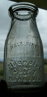 VTG HALF PINT MOANALUA DAIRY HONOLULU HAWAII MILK BOTTLE