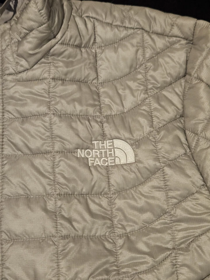 Chaqueta acolchada North Face Thermoball gris aislada cremallera completa para hombre pequeña Foto 2 de 4