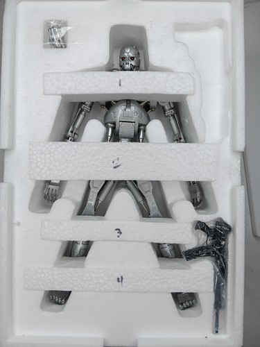 Modellino endoscheletro Aoshima 1/6 TERMINATOR 2 T-800 riverniciato argento ver - Foto 7 di 10