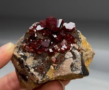 Vanadinite rosso ciliegia di alta classe con grandi cristalli lucenti - Mibladen, Marocco