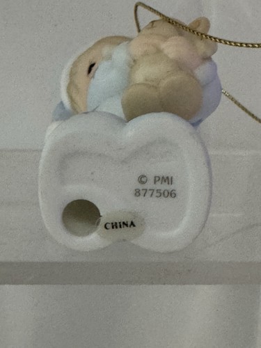 Precious Moments Baby’s 1st Christmas Boy With Bear Ornament 2001 Sin Caja 877506 - Imagen 6 de 6