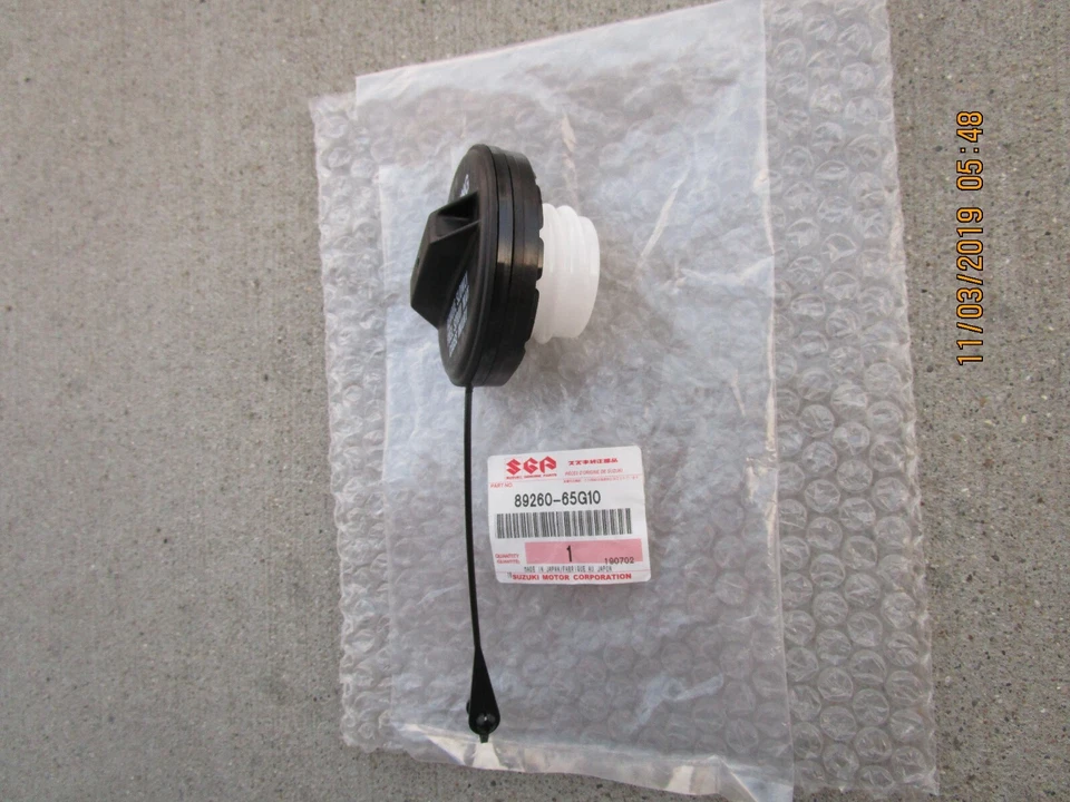 03 - 06 SUZUKI GRAND VITARA FUEL TANK FILLER GAS CAP WITH TETHER BRAND NEW - Image 4 of 4