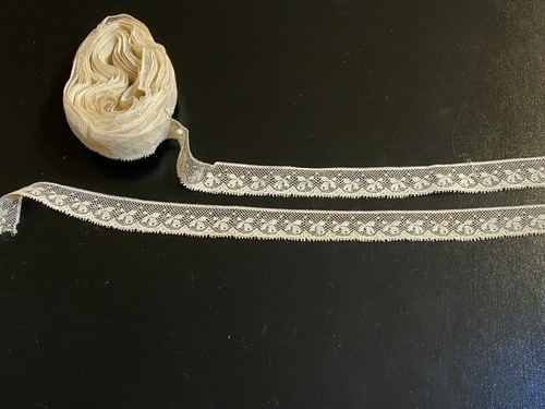 10 Yards of Vintage Victorian Lace - White w/ Floral Scalloped Edge Motif - Picture 3 of 4