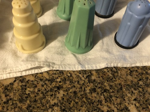 Art Deco “Bonny Ware” Bakelite Multi colored salt and pepper shakers. - Picture 7 of 15