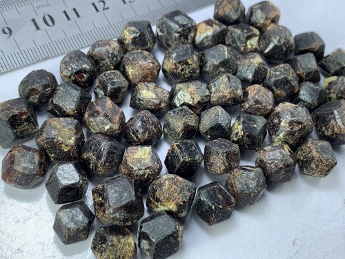 750 Carats Terminated Almandine Garnet Crystals Lot. - Picture 4 of 6