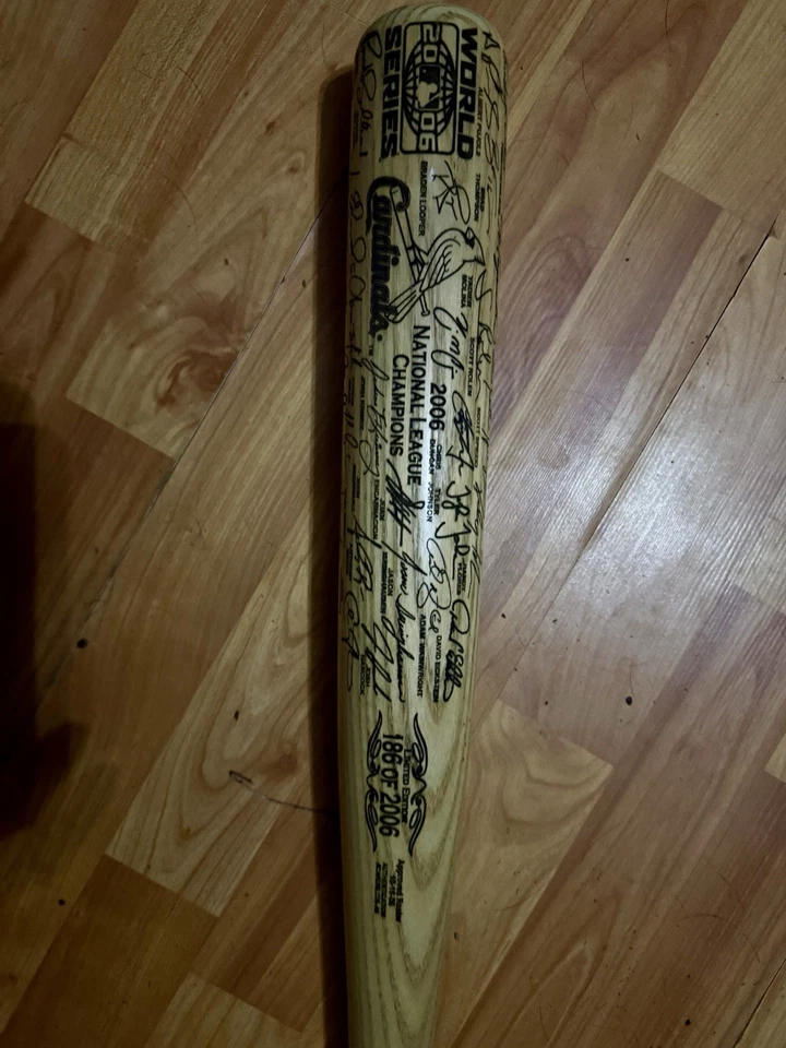 Bate de béisbol Serie Mundial edición limitada. Firmado por todo el equipo. Foto 3 de 4