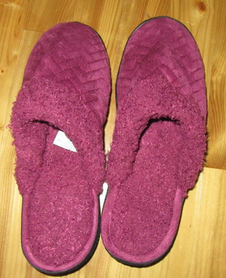 Totes Isotoner NWOT 6.5-7M Berry Cozy Faux Shearling Slipper Womens CUTE