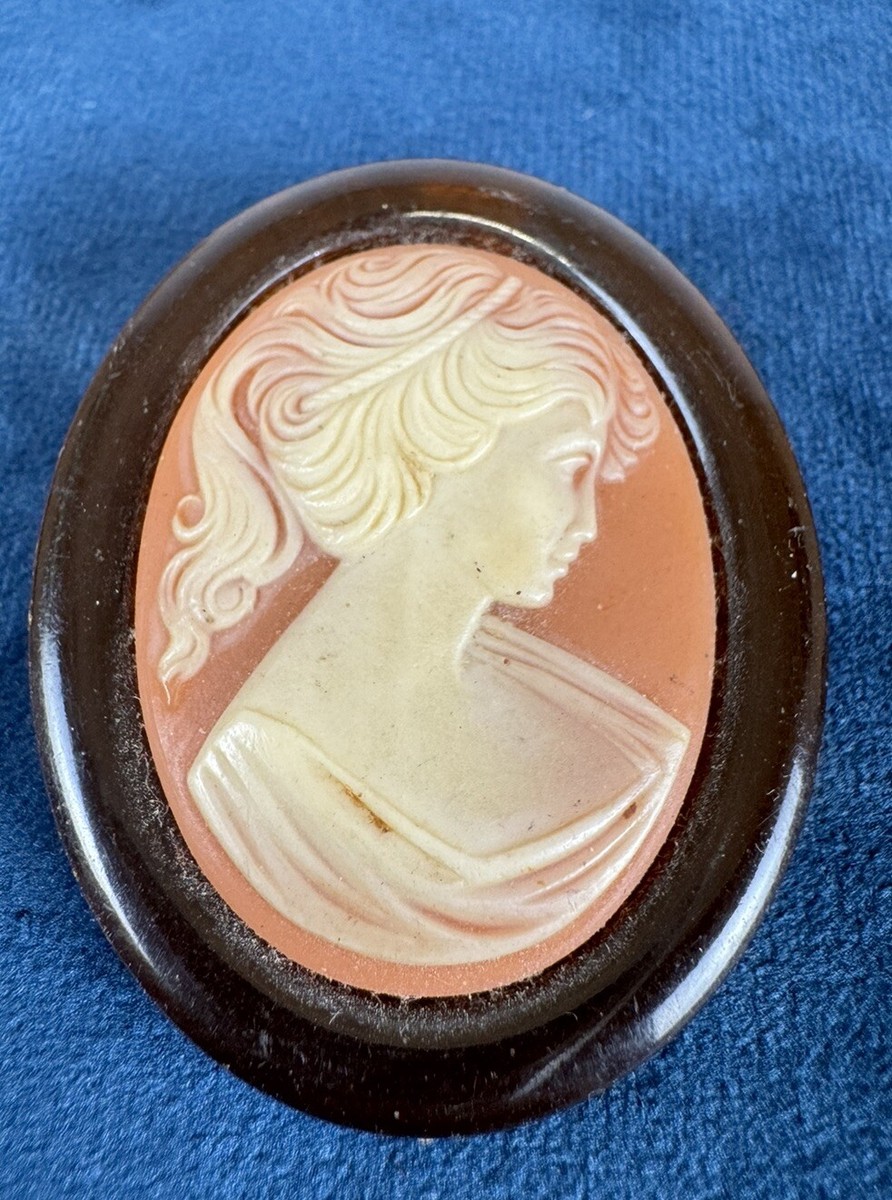 Broche Vintage Camée Damart - Portrait De Femme En Plastique Kitsch Années 90, Bijou Occasion