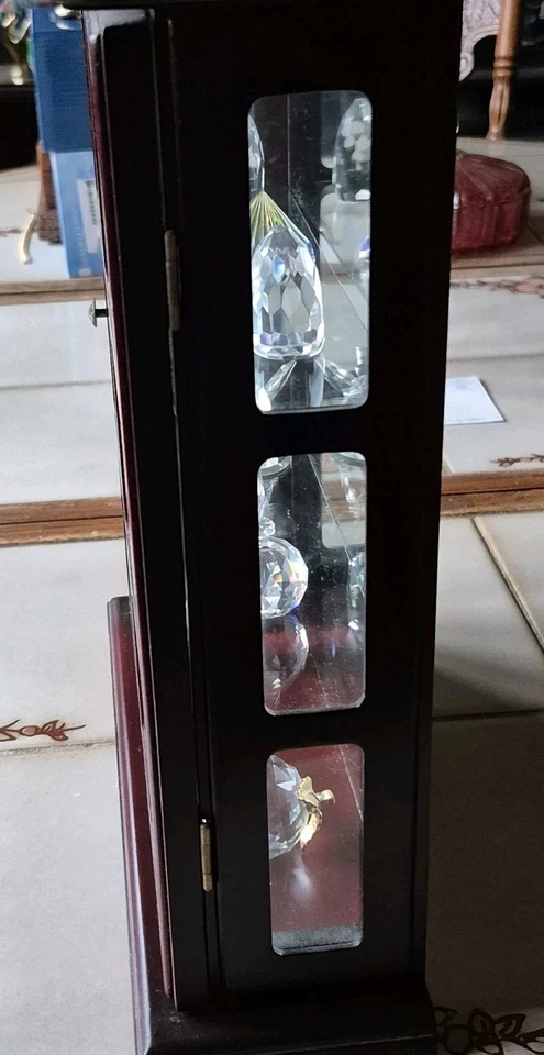 Gabinete de curiosidades independiente o de pared acabado de madera de cerezo con paneles de vidrio y espejo Foto 3 de 4