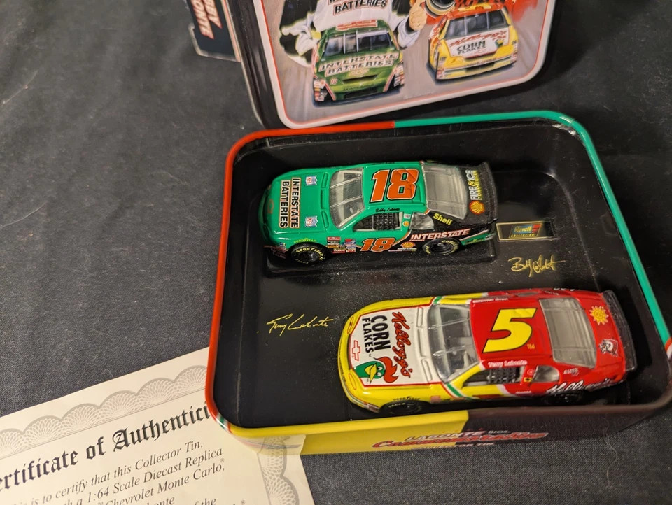 Juego de caja de hojalata conmemorativa de 2 autos Nascar Labonte Bros 1996 Revel Collection Foto 2 de 4