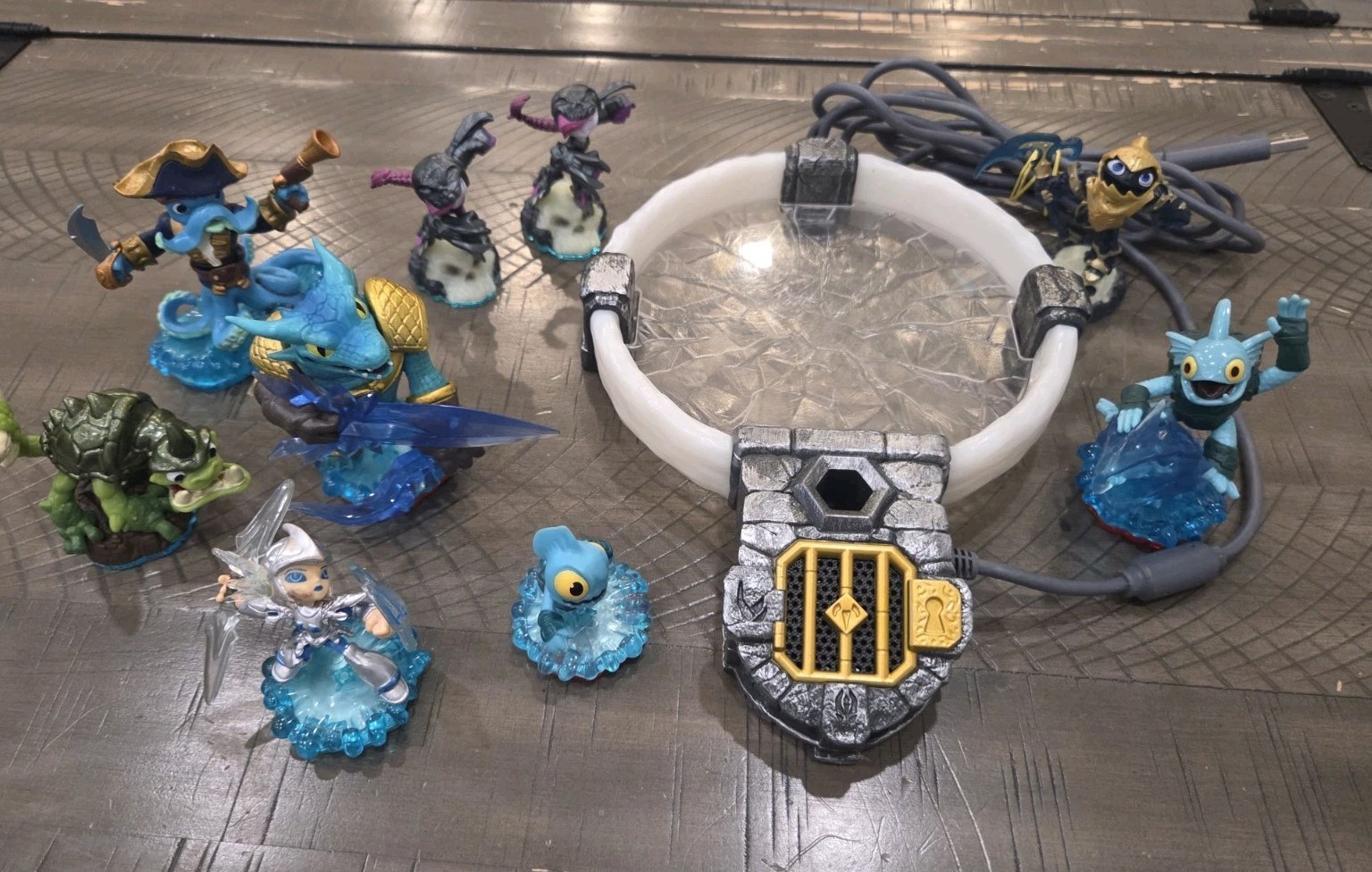Skylanders 10 Figures + Trap Team Traptanium Portal of Power XBOX 360