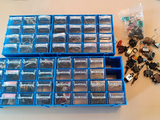 Job Lot Variety of Vintage Electronic Components / Resistors / Switches (B3506)
