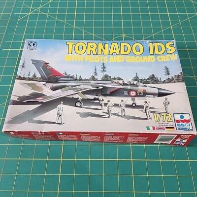 Tornado IDS Pilots and Ground Crew 1/72 ESCI ERTL Model Airplane Kit 9077