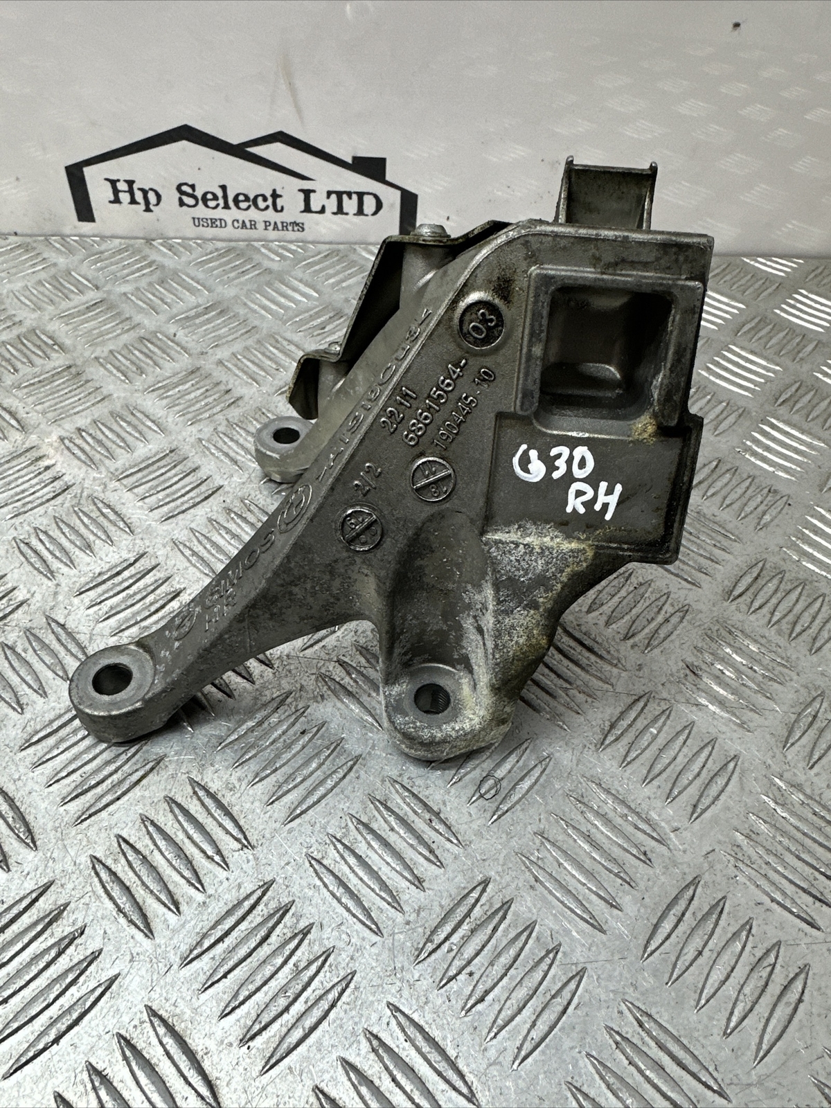 OEM BMW 5 G30 Right Side Engine Bracket 22116861564 6861564 
