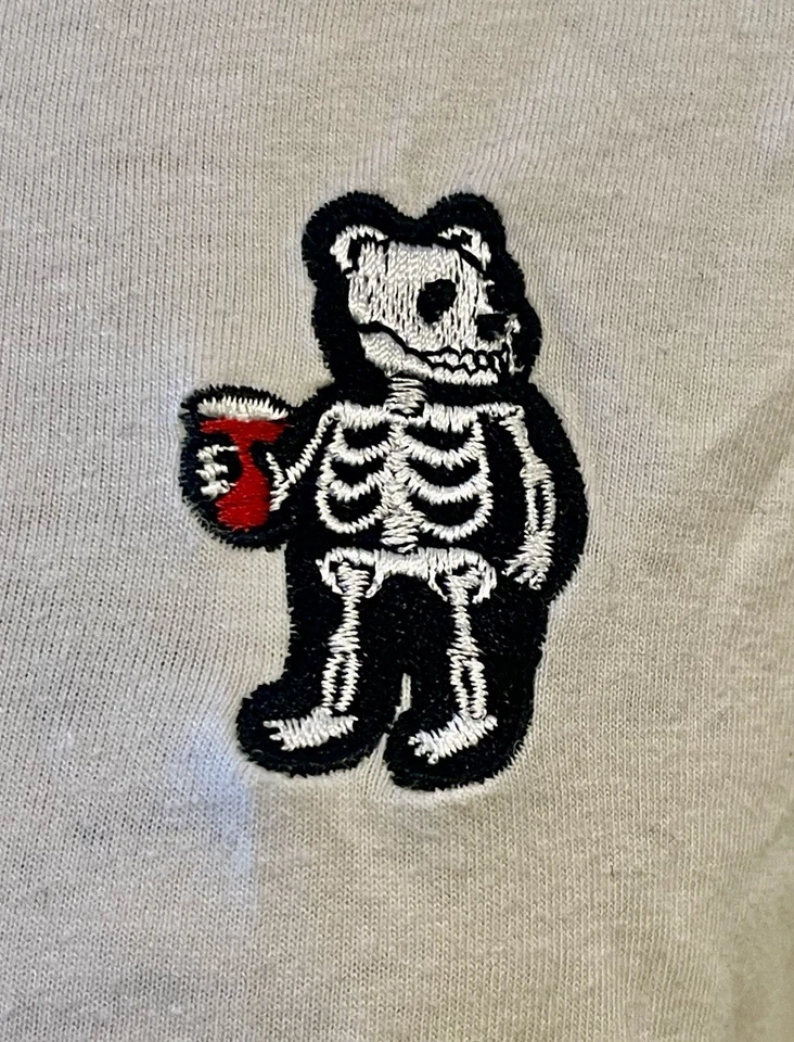 Riot Society Hombre Camiseta Blanca Oso Esqueleto Sosteniendo Rojo Solo Bebida Taza Talla L Foto 2 de 4