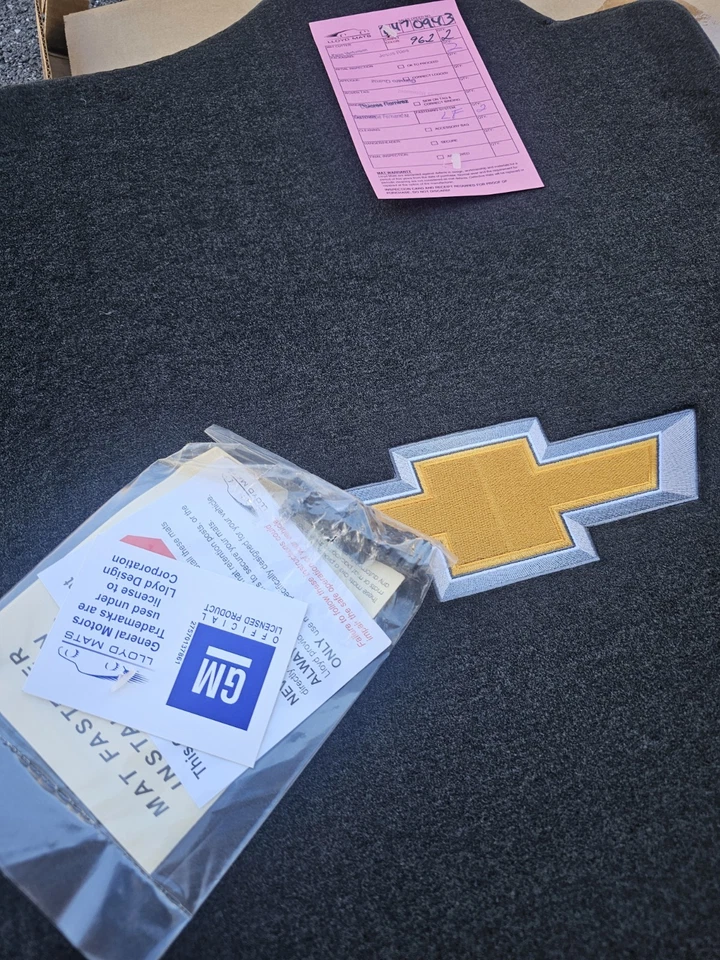 Alfombrillas Lloyds Chevy Silverado 2500/3500 cabina estándar 2014 2 piezas pajarita dorada ébano  Foto 2 de 4