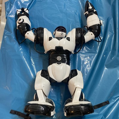 VINTAGE WOWWEE WHITE & BLACK ROBOSAPIEN ROBOT 2004 WORKS GREAT NO REMOTE.